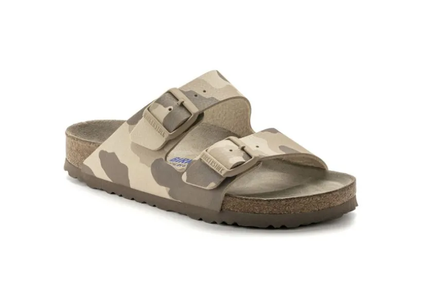 arizona_soft_footbed_dese_0.webp Arizona Soft Footbed Desert Soil Camo Grey Slide Sandal