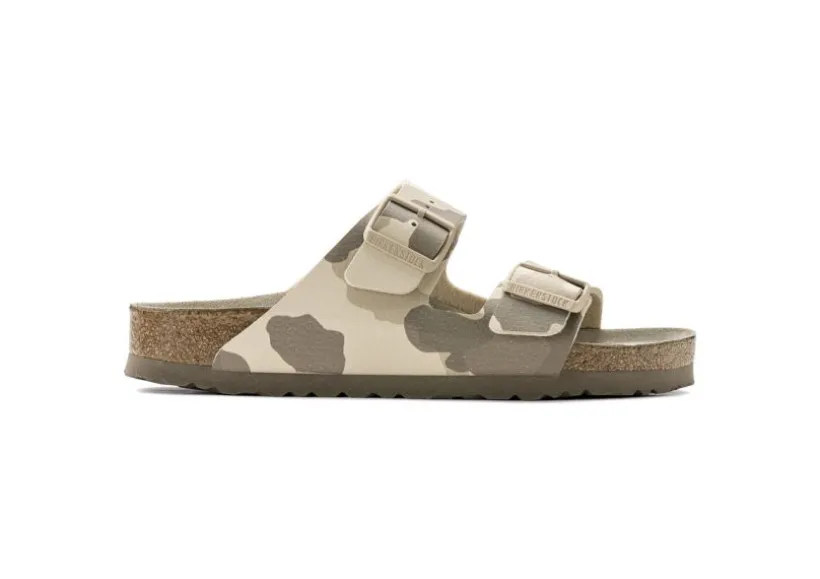 arizona_soft_footbed_dese_1.webp Arizona Soft Footbed Desert Soil Camo Grey Slide Sandal