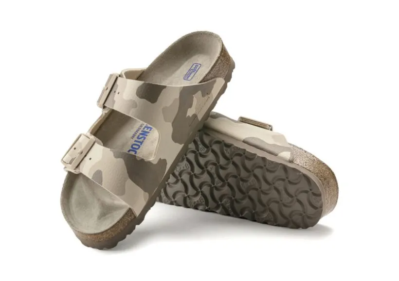 arizona_soft_footbed_dese_2.webp Arizona Soft Footbed Desert Soil Camo Grey Slide Sandal