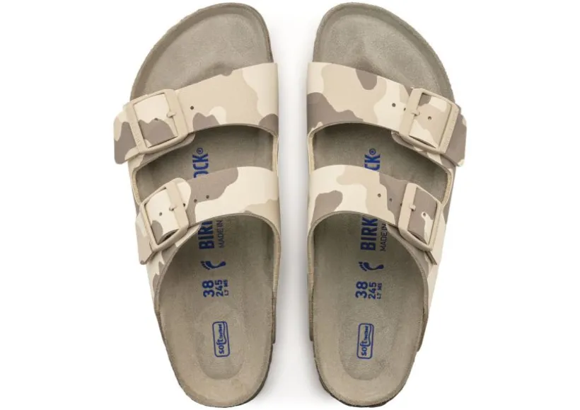 arizona_soft_footbed_dese_3.webp Arizona Soft Footbed Desert Soil Camo Grey Slide Sandal